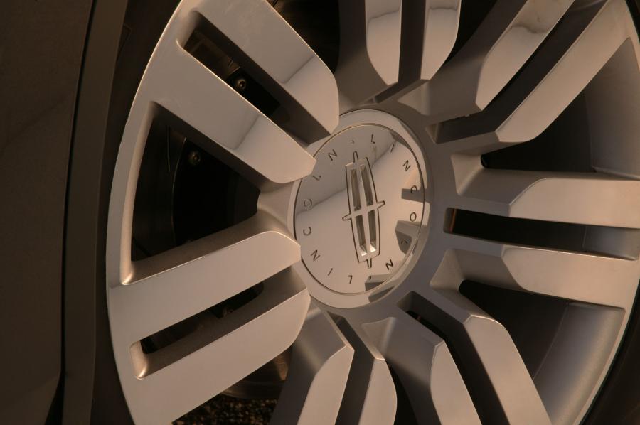  Lincoln Aviator Concept 2004 года  (фото 16 из 37)